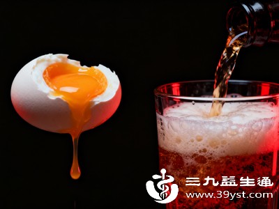 很多人误以为啤酒加生鸡蛋能缓解宿醉，这其实是完全错误的