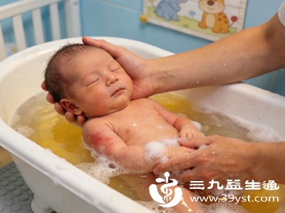 新生儿头皮会分泌一层薄薄的油脂，起到保护皮肤的作用，但如果长时间不清洁，油脂会和灰尘、脱落的头皮细胞混合在一起，堵塞毛孔，刺激头皮，从而长出红点点