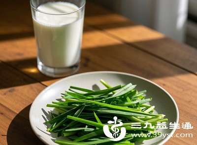 传言VS真相 哺乳期吃韭菜真的会没奶吗 揭秘影响乳汁的核心因素