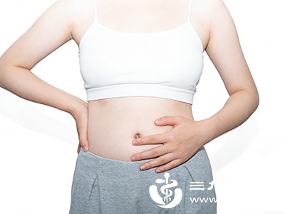 拍肚子时，主要是对腹部的皮肤以及浅层组织产生刺激