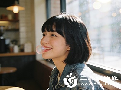 胃酸过多或胃溃疡患者，频繁嚼口香糖会促进胃酸分泌，可能加重胃部不适，需控制食用频率