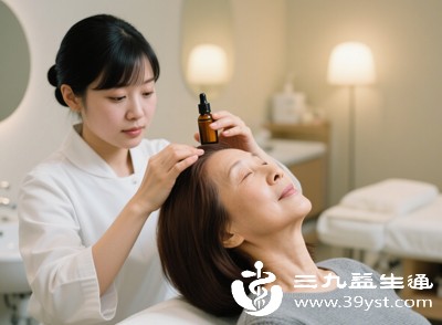 适当按摩头皮，促进血液循环，为毛囊提供充足的营养