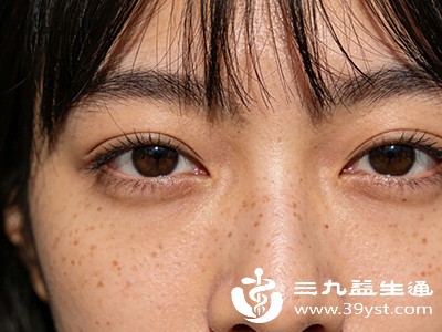 发现斑点后3个月内是干预黄金期，此时黑色素尚未“扎根”，及时采取措施能有效阻止其加深扩散