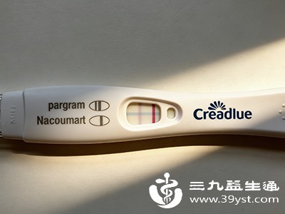 在使用早孕试纸时，如果操作步骤有误，比如尿液浸泡试纸的时间过长或过短、试纸被污染等，也可能导致检测结果不准确，出现一深一浅的情况