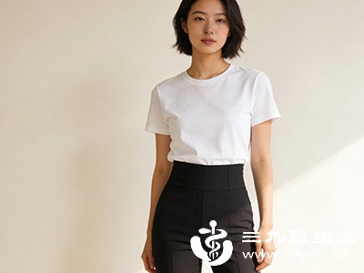 高腰单品（高腰裤、高腰裙）能将视觉腰线提升至肚脐以上，直接延长下半身比例