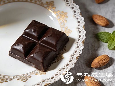 经期肠胃蠕动减慢，过量食用巧克力（尤其是高可可脂的）可能引起腹胀、腹泻