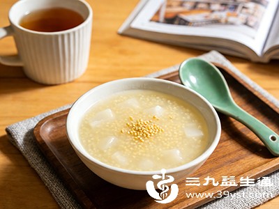 误食辛辣后若出现胃肠不适，可暂停服药1次，改喝山药粥、小米粥等养胃食物，待胃肠功能恢复后再继续用药