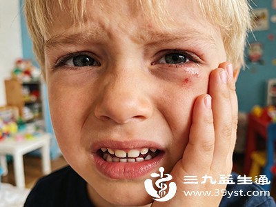 如果孩子近期有摔倒、碰撞史，可能导致牙齿松动、断裂，半夜体位变化时会出现疼痛