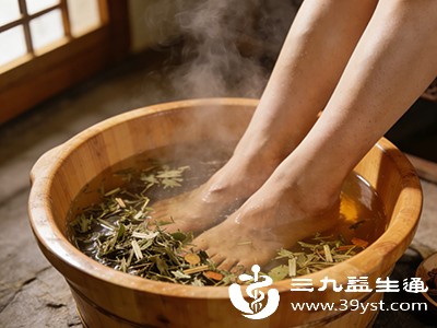 中药泡脚竟藏致命风险 3类人碰不得别再瞎泡了