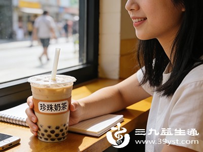 偶尔喝一杯小杯奶茶，摄入的咖啡因和糖分有限，对睡眠的影响可能微乎其微