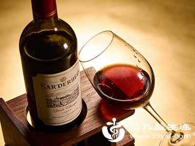 酒精会抑制肝脏脂肪代谢酶活性,即使每日酒精超10克,也会使自愈时间延长1倍,必须完全戒酒 酒精会抑制肝脏脂肪代谢酶活性,即使每日酒精超10克,也会使自愈时间延长1倍,必须完全戒酒