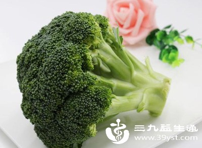 每顿肉配1.5倍量蔬菜（如西兰花、菠菜），提供膳食纤维