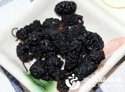 拒绝复杂养生 桑葚干泡酒3大核心功效 日常小酌就能养出好身体