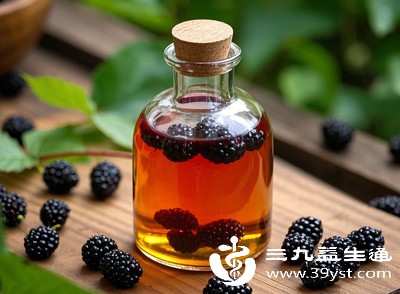 桑葚干泡酒中的营养成分能深入滋养肌肤细胞，改善肌肤干燥、粗糙、起皮等问题，同时帮助缓解因气血不畅导致的面色发黄、色斑、暗沉等困扰