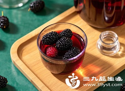 桑葚干泡酒还能温和滋养体内脏腑，帮助清除体内虚火，缓解因燥热引起的心烦失眠、口舌生疮、便秘等问题