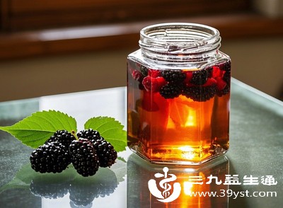 桑葚干泡酒中含有的多种营养成分，能快速为身体补充能量，缓解肌肉紧绷感和精神疲劳