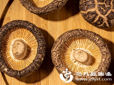 抗氧化保护免疫细胞，富硒谷物、干香菇（每100克含30微克）、鸡蛋可提供，每日不超过400微克