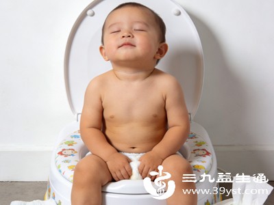 每天固定时间，比如晨起、饭后或睡前，让宝宝坐在坐便盆上5-10分钟