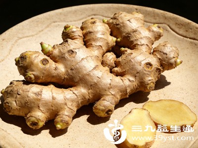 生姜性温，含有挥发油成分，能散发温热气息，贴在肚脐眼处可直接渗透肌肤，温暖腹部经络