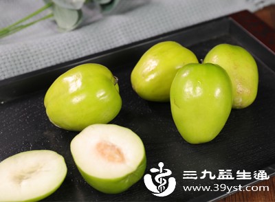 鲜枣的维生素C含量更是惊人，每100克可达243毫克，是普通水果的数倍甚至数十倍