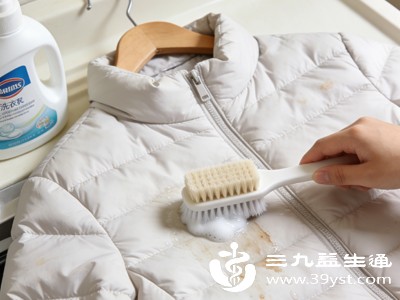 清洗羽绒服时，用肥皂、普通碱性洗衣粉等，会破坏羽绒的油脂层，导致羽绒变脆、断裂，影响保暖性