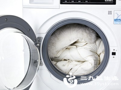 清洗前不拉拉链、不扣扣件，金属配件会摩擦损坏面料；不拆除毛领，毛领易打结、变形，还会影响清洗效果