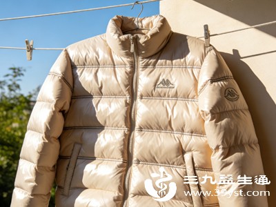 洗完羽绒服后，很多人习惯放在太阳下暴晒，觉得能快速晒干还能杀菌