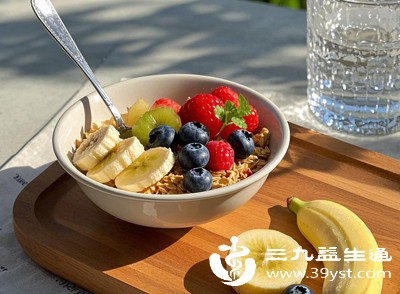 多吃富含维生素C、维生素E的食物，这类食物能增强免疫力，减轻过敏症状