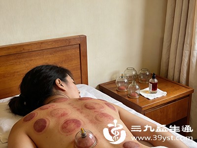 若拔罐后皮肤出现水泡(尤其是水泡破裂)、破损,或罐印呈深紫、黑紫色(提示局部瘀血较重),需延长至24小时后,甚至更久,具体时间以皮肤修复状态为准 若拔罐后皮肤出现水泡(尤其是水泡破裂)、破损,或罐印呈深紫、黑紫色(提示局部瘀血较重),需延长至24小时后,甚至更久,具体时间以皮肤修复状态为准