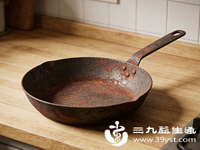 生锈的铁锅表面往往不光滑,可能会残留食物残渣,这些残渣在细菌作用下容易腐败变质,食用后可能导致肠胃不适,出现腹痛、腹泻等症状 生锈的铁锅表面往往不光滑,可能会残留食物残渣,这些残渣在细菌作用下容易腐败变质,食用后可能导致肠胃不适,出现腹痛、腹泻等症状