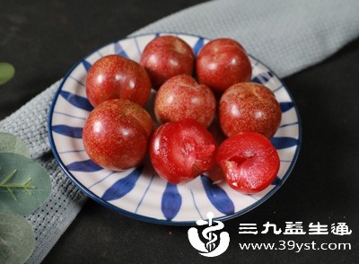 李子、杏子等酸性较强的水果，容易刺激胃黏膜，促使胃酸分泌过多