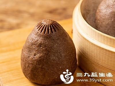 在制作馒头、面包、窝头时，加入适量酸枣面，既能改善糕点的口感，又能增加营养