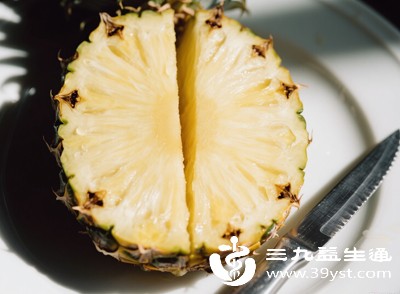 尽量直接食用新鲜菠萝，保留膳食纤维，增强饱腹感