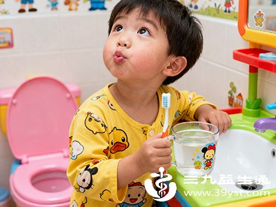 家长要减少孩子吃黏性食物的次数，食用后督促其用温水漱口，并用儿童牙线清理牙缝