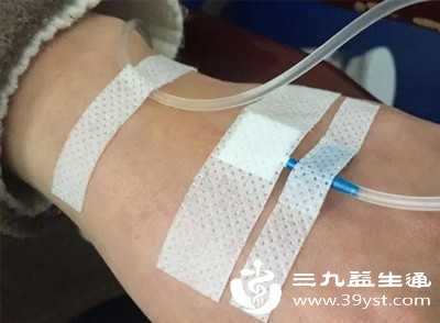 就医后，医生会根据病情给予静脉输液，补充水分和电解质，同时使用强效止痛、解痉药物（如静脉注射间苯三酚、吗啡等）快速缓解疼痛