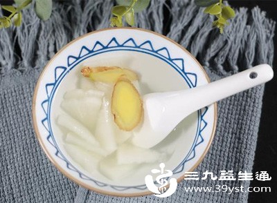 月经期间可适当吃一些温热的食物，如红糖姜茶、红枣粥等，有助于促进血液循环，缓解不适