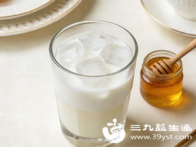 牛奶通常是指鲜牛奶，以生牛乳为原料，经过杀菌（巴氏杀菌或超高温灭菌）处理后直接包装而成