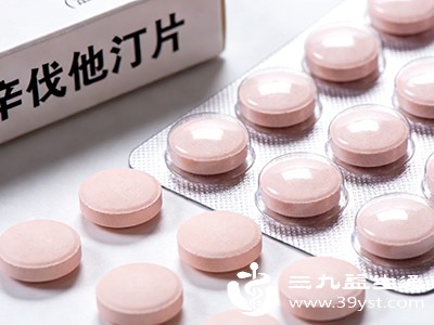 降脂药如辛伐他汀，与餐同服可促进药物吸收，提高血药浓度，增强降脂效果