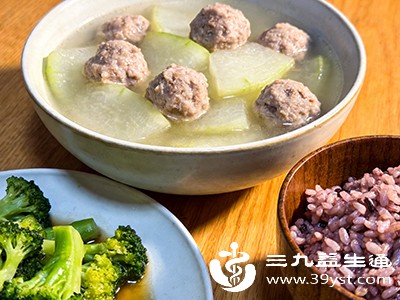 选择清淡、易消化的食物，避免长期食用油炸、腌制食品