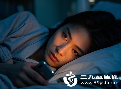 长期熬夜、作息不规律会导致身体代谢紊乱，皮肤状态变差、抵抗力下降，容易出现瘙痒症状