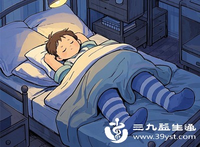 腺样体和扁桃体是宝宝体内的免疫器官，位于咽喉部位，当宝宝频繁感冒、发炎时，这两个器官会反复充血肿大，进而堵塞后鼻孔和咽喉通道