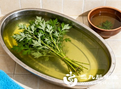 用防风、桂枝、艾叶等中药煮水,待水温适宜后熏蒸腿部(避免烫伤),每次15分钟,每周2次 用防风、桂枝、艾叶等中药煮水,待水温适宜后熏蒸腿部(避免烫伤),每次15分钟,每周2次