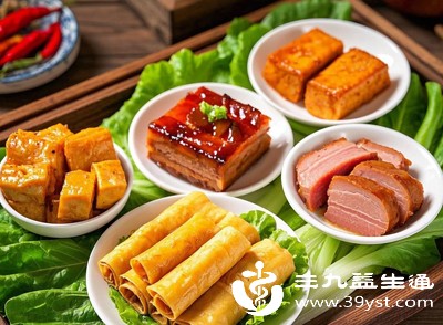 饮食是影响收缩压的重要后天因素，其中高盐饮食危害最直接