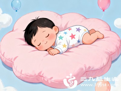 新生儿睡眠时如果姿势不当，比如头部过低、侧脸贴紧枕头，会压迫呼吸道，导致气流通过不畅，呼吸声音变大