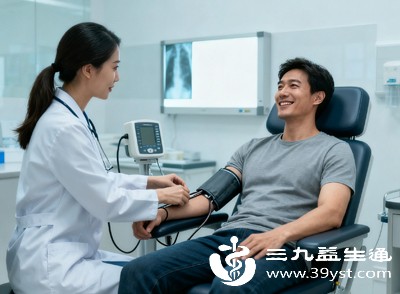 年轻人不要觉得体检是中老年人的事，建议每年进行一次全面体检，重点检查血压、血脂、血糖等项目，及时发现潜在的基础疾病