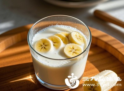 对于肠胃功能较弱的人，可将香蕉切成小块加入温牛奶中，或打成奶昔加热后饮用，这样能减少凉性对肠胃的刺激