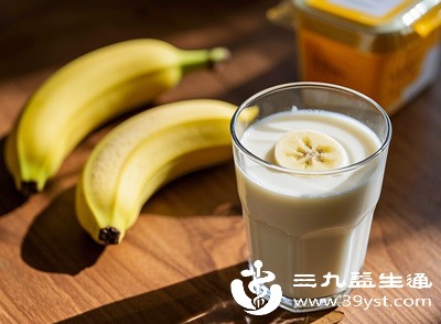 目前并没有科学研究证明香蕉和牛奶同食会对人体造成危害，所谓的“相克”多与个人体质、食用量、食物加工方式有关