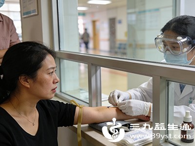 进行相关检查（如胃镜、血液检查、甲状腺功能检测等），明确病因并接受治疗