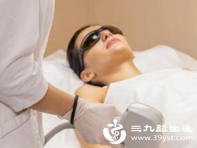 对于顽固色斑或严重的黑色素沉积，医学美容是见效较快的方法