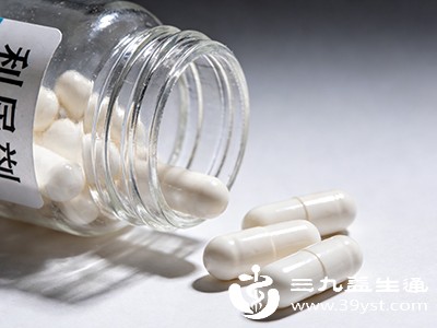 部分降压药（如利尿剂）、治疗心衰的药物，会促进体内水分排出，若在晚餐后或睡前服用，容易导致夜间尿量增多